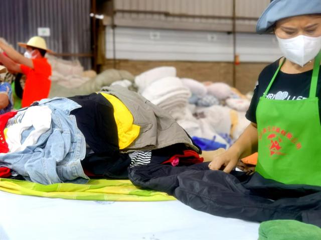 废品回收加盟视频(旧衣服回收怎么找销路)