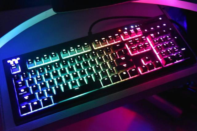 机械键盘灯光怎么切换色彩(键盘跑马灯光怎么开)