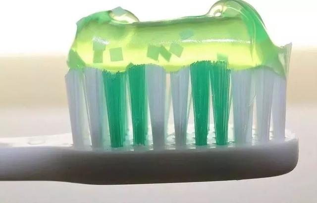 牙膏上的绿色蓝色黑色的代表什么哪个最好